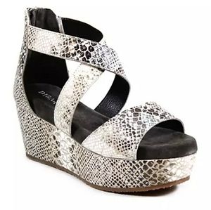 Diba True Busta Move Platform Snakeskin Print Sandals Size 9